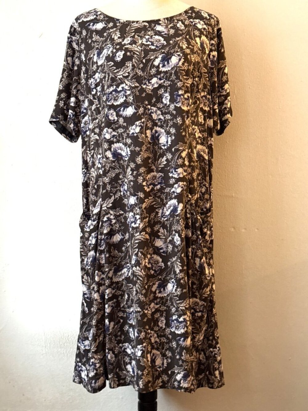 J JILL Gray/White Floral Rayon Short Sleeve Dress w/Pockets Fit & Flare Size 16